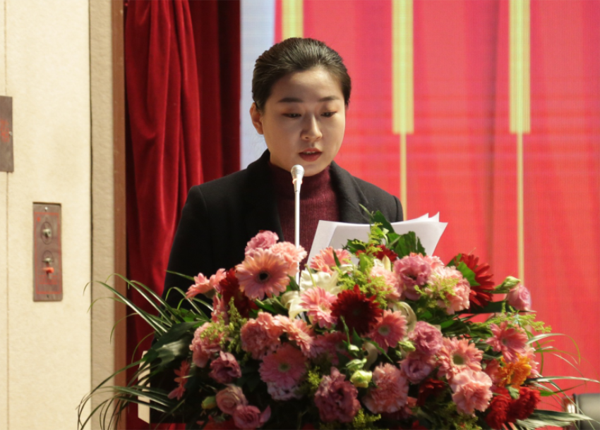 广发手机网第一届党委班子选举大会---于丽娜同志宣读大会关于通过党委和纪委报告的决议